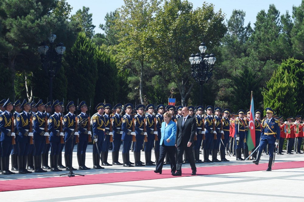 Angela Merkelin rəsmi qarşılanma mərasimi oldu -  FOTOLAR
