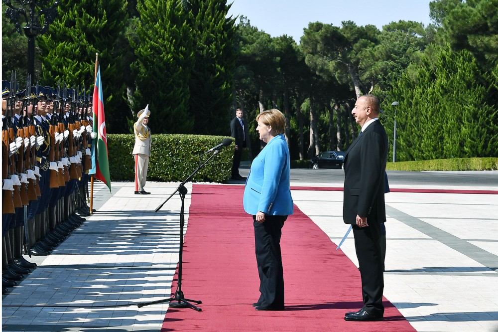 Angela Merkelin rəsmi qarşılanma mərasimi oldu -  FOTOLAR