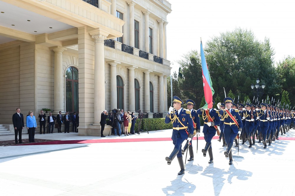 Angela Merkelin rəsmi qarşılanma mərasimi oldu -  FOTOLAR
