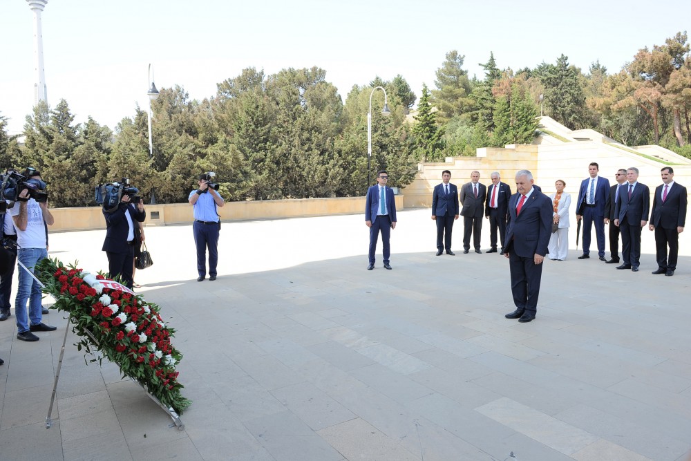 Binənli Yıldırım Fəxri və Şəhidlər Xiyabanlarında  - FOTOLAR