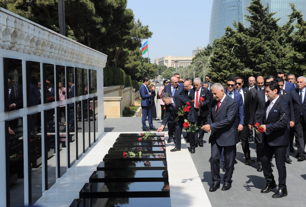 Binənli Yıldırım Fəxri və Şəhidlər Xiyabanlarında  - FOTOLAR