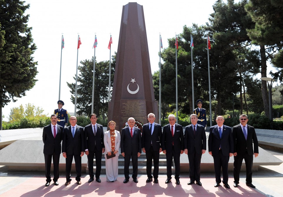 Binənli Yıldırım Fəxri və Şəhidlər Xiyabanlarında  - FOTOLAR