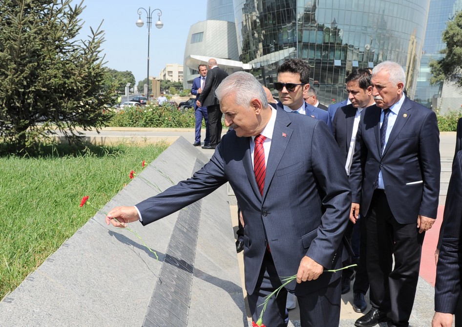 Binənli Yıldırım Fəxri və Şəhidlər Xiyabanlarında  - FOTOLAR