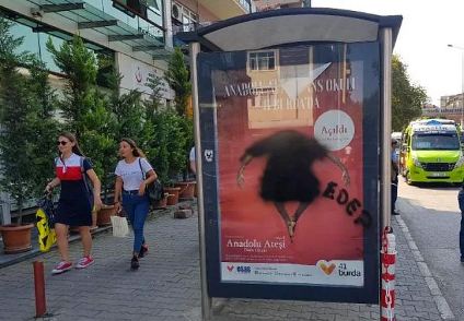 Bulvarda rəqqasın plakatının üzərini qaralayıb ...  - FOTO