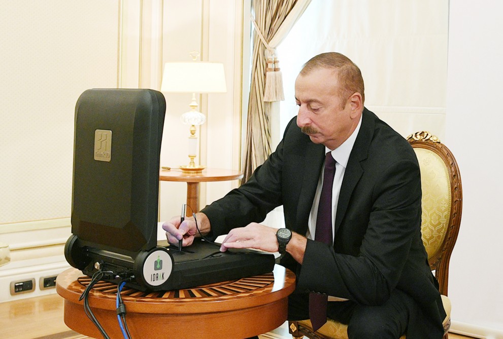 Ramil Usubov bir nömrəli yeni şəxsiyyət vəsiqəsini prezidentə belə təqdim etdi    - FOTOLAR (YENİLƏNİB)