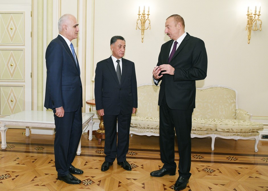 Ramil Usubov bir nömrəli yeni şəxsiyyət vəsiqəsini prezidentə belə təqdim etdi    - FOTOLAR (YENİLƏNİB)