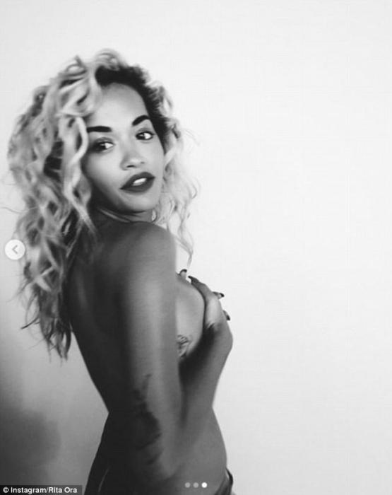 Rita çılpaq fotolarını paylaşdı  - FOTOLAR