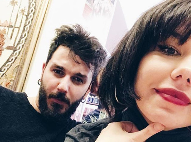 Məşhur yazıçı ərini döyənlərə təşəkkür etdi -  FOTO