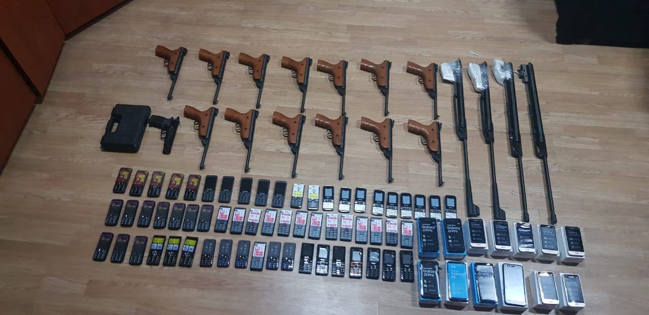 Gömrükçülər maşında pnevmatik tapançalar və telefonlar aşkarladı    - FOTO (VİDEO)