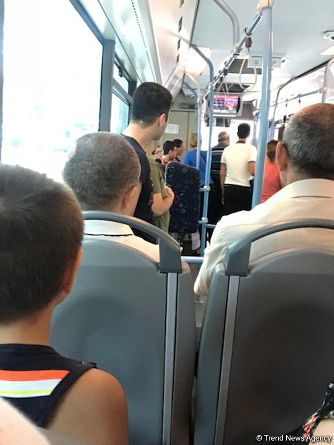 Bakubus sürücüsü qəza törətdi   - Sərnişinlər xəsarət aldı (FOTO)
