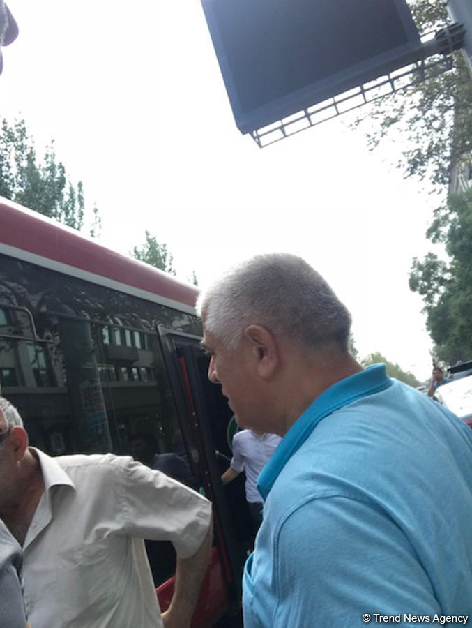 Bakubus sürücüsü qəza törətdi   - Sərnişinlər xəsarət aldı (FOTO)