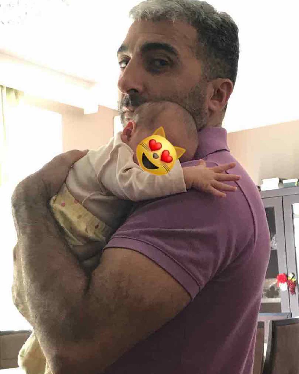 Rafael İsgəndərov yeni doğulan nəvəsi ilə    - FOTO