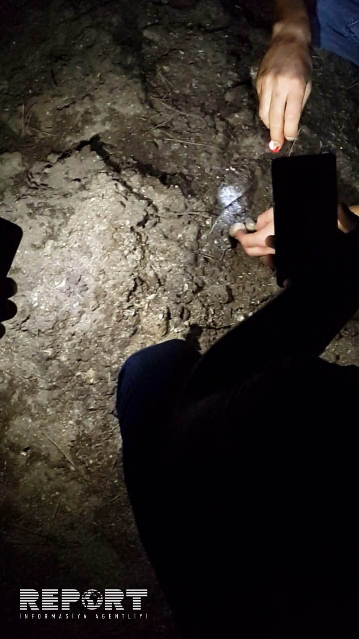 Azərbaycanda ata ölən oğlunu xəstəxananın həyətində basdırdı -  FOTOLAR