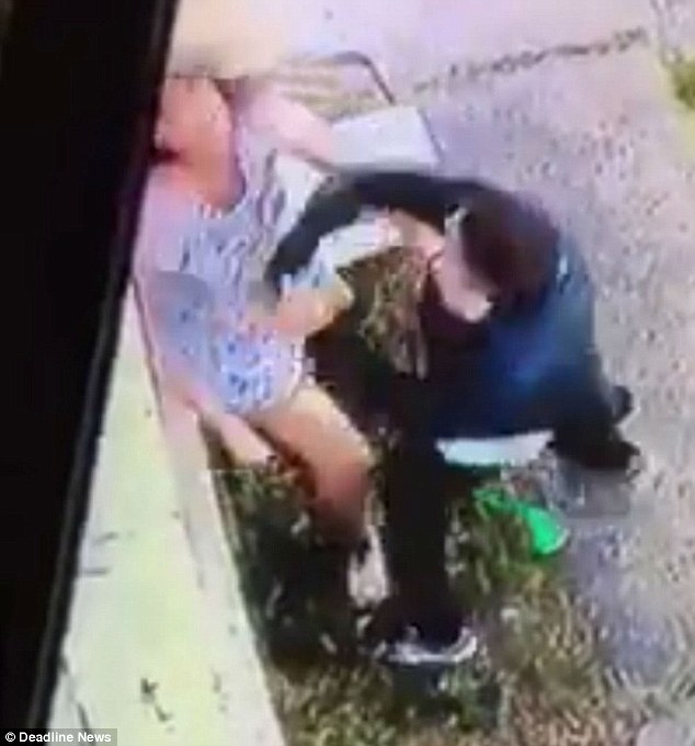 Üç uşaq anasını küçənin ortasında divara sıxıb...     - FOTO