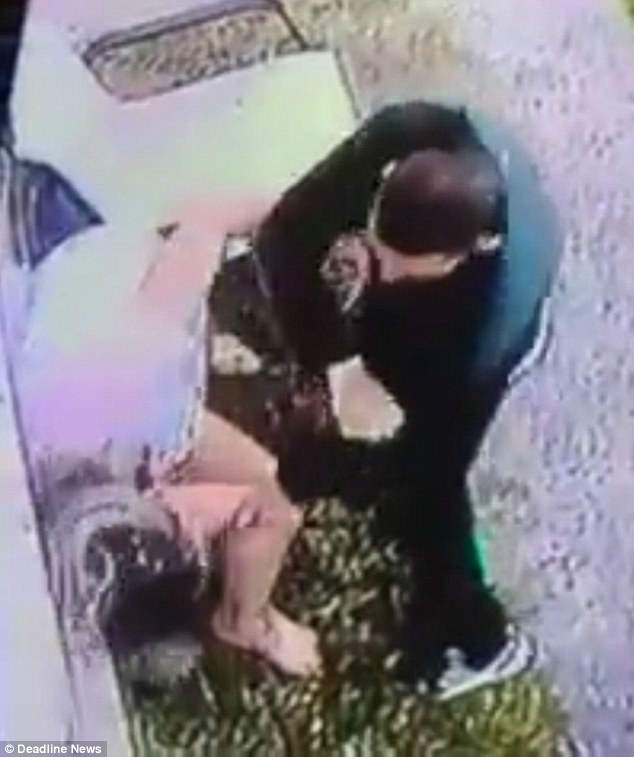 Üç uşaq anasını küçənin ortasında divara sıxıb...     - FOTO