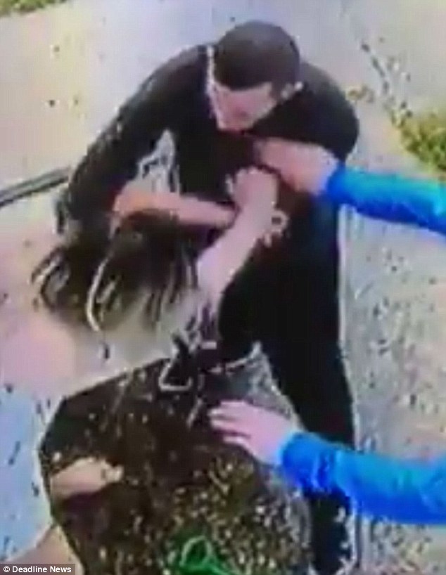 Üç uşaq anasını küçənin ortasında divara sıxıb...     - FOTO