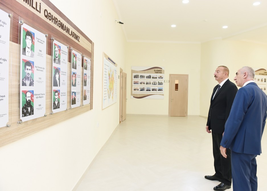 Dövlət başçısı məktəb və liseydəki şəraitlə tanış oldu   - FOTOLAR