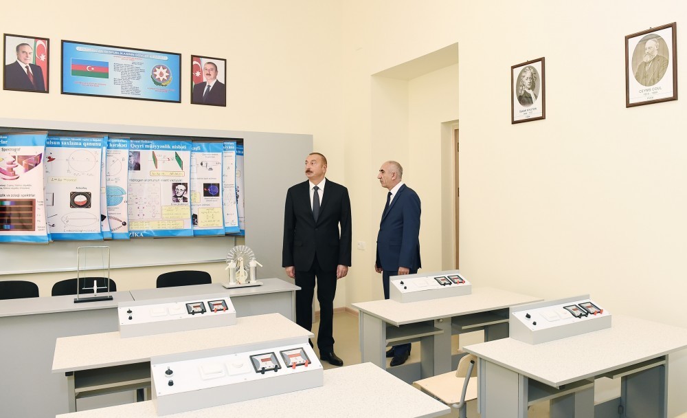 Dövlət başçısı məktəb və liseydəki şəraitlə tanış oldu   - FOTOLAR