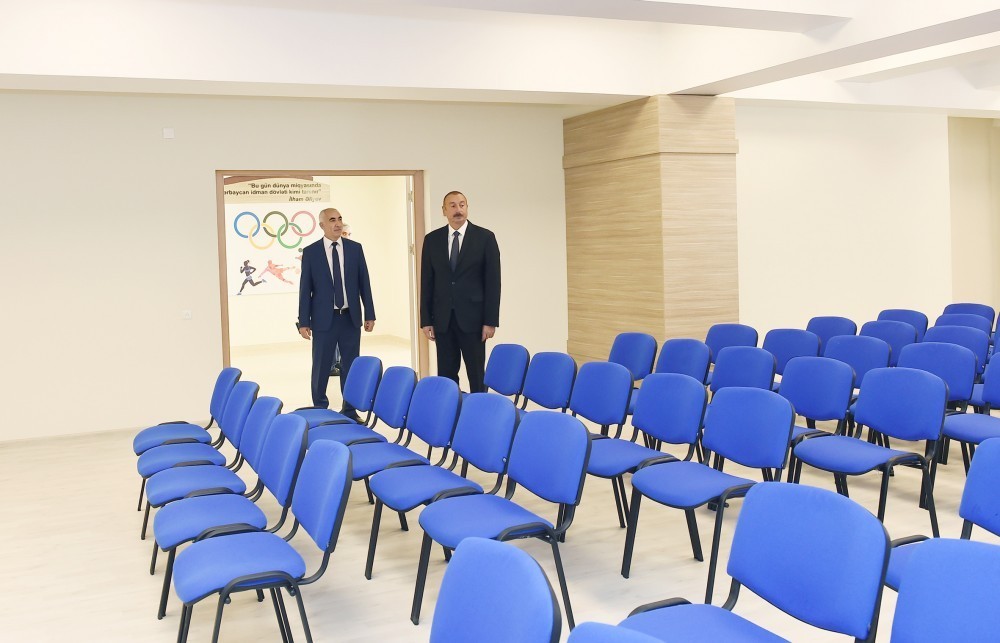 Dövlət başçısı məktəb və liseydəki şəraitlə tanış oldu   - FOTOLAR