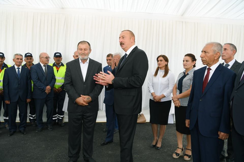 Təkbaşına bir çox işğalçını məhv edərək şəhidlik zirvəsinə ucalıb - Prezident Mübarizin atası ilə görüşdü - FOTO