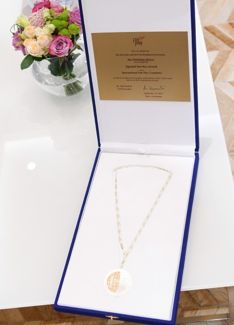 Prezident federasiya rəhbəri ilə görüşdü: Mehriban ƏliyevaXüsusi xidmətlərə görə medalı ilə təltif olundu - FOTO