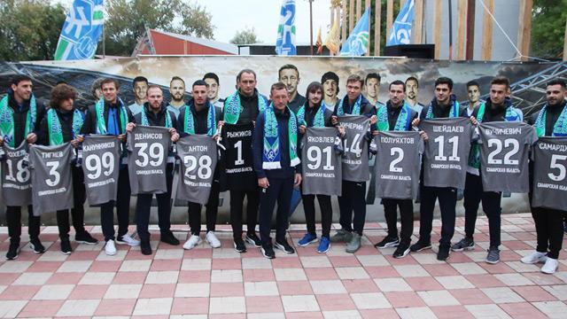 Azərbaycanlı futbolçu azarkeşlərə qarpız, Denisov isə özbək plovu payladı    - FOTOLAR