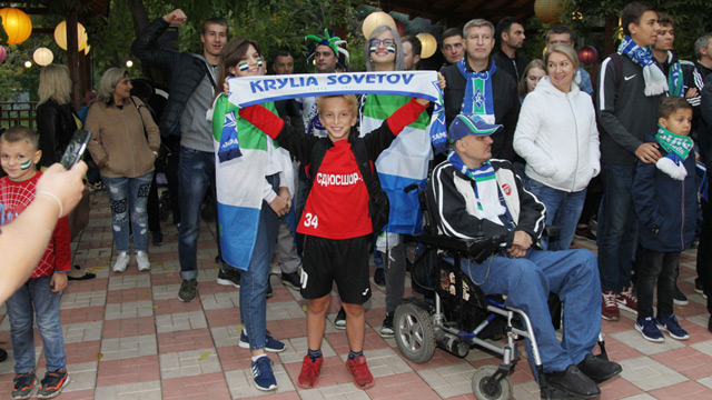 Azərbaycanlı futbolçu azarkeşlərə qarpız, Denisov isə özbək plovu payladı    - FOTOLAR