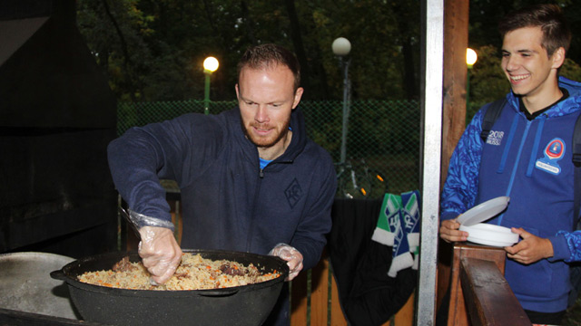 Azərbaycanlı futbolçu azarkeşlərə qarpız, Denisov isə özbək plovu payladı    - FOTOLAR