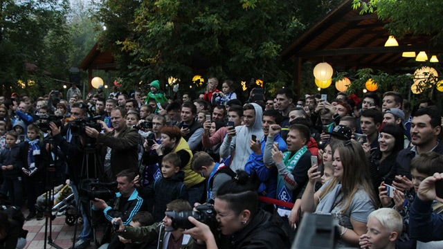 Azərbaycanlı futbolçu azarkeşlərə qarpız, Denisov isə özbək plovu payladı    - FOTOLAR