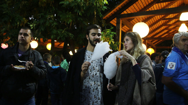 Azərbaycanlı futbolçu azarkeşlərə qarpız, Denisov isə özbək plovu payladı    - FOTOLAR