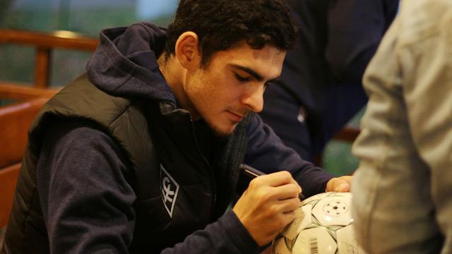 Azərbaycanlı futbolçu azarkeşlərə qarpız, Denisov isə özbək plovu payladı    - FOTOLAR