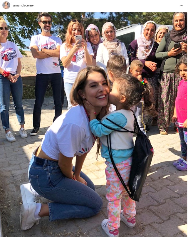 Məşhur ulduz kənd məktəbinin təmirində iştirak etdi   - FOTO