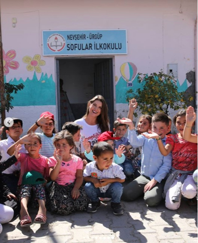 Məşhur ulduz kənd məktəbinin təmirində iştirak etdi   - FOTO