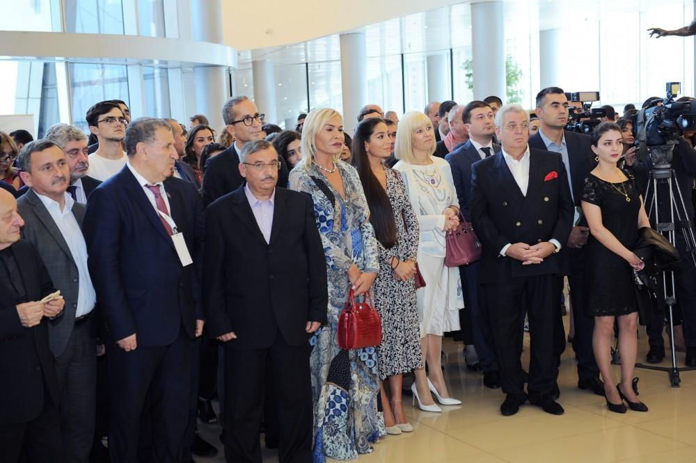 Leyla Əliyeva sərgidə - FOTOLAR