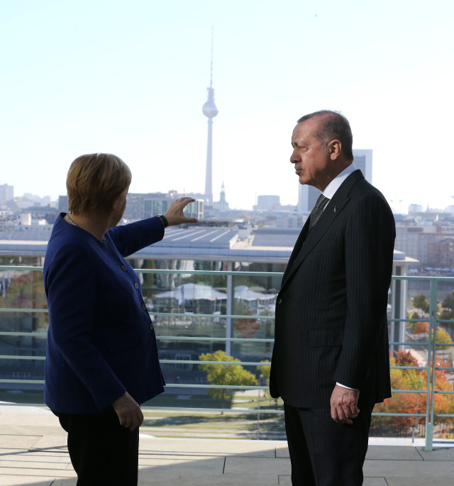 Eyvana çıxarıb, şəhəri göstərdi -  FOTOLAR