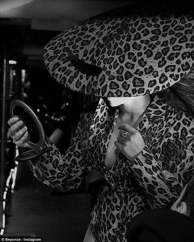 Məşhur müğənni bu geyimi ilə diqqət mərkəzində -  FOTOLAR