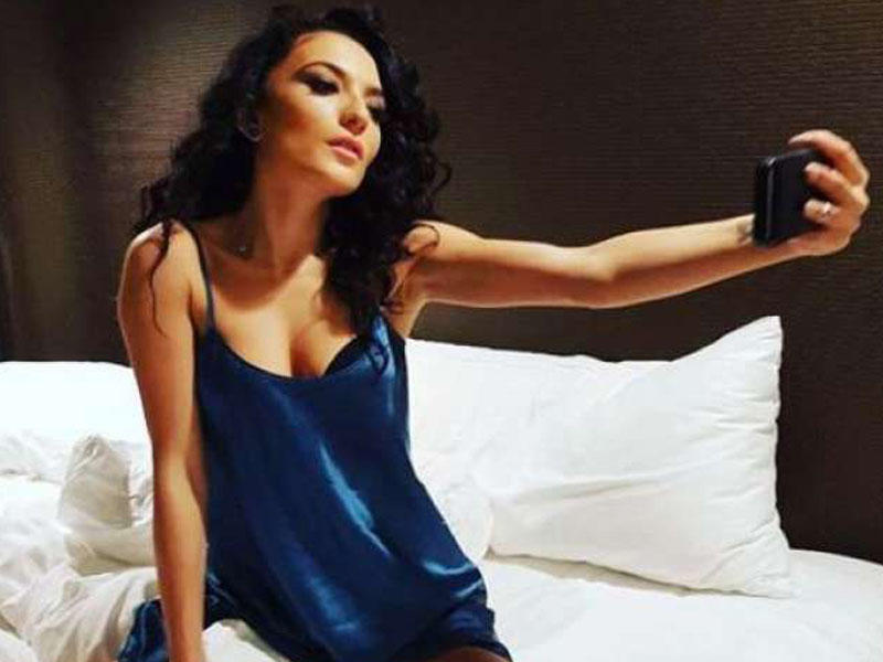 Azərbaycanlı müğənni:  Vücudum gözəldir, niyə də göstərməyim ki? - FOTO