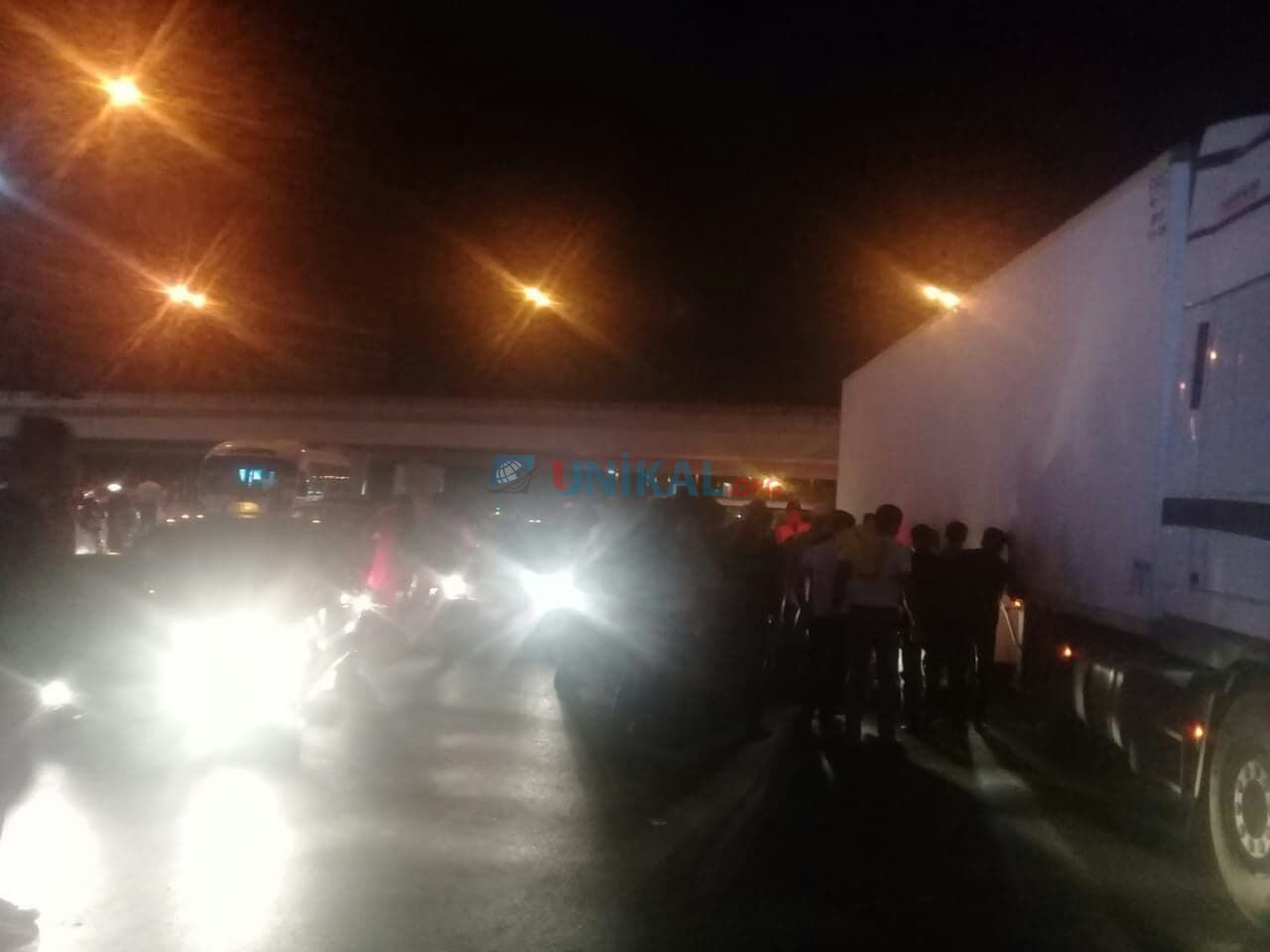 Paytaxtda TIR-la minik maşını toqquşdu -  yaralı var - FOTO