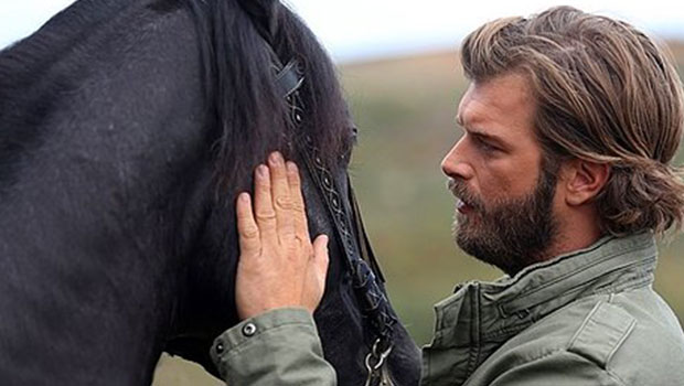 Kıvanc Tatlıtuğ bu qüsurunu gizlətmək üçün   dublyordan istifadə edir - FOTO 