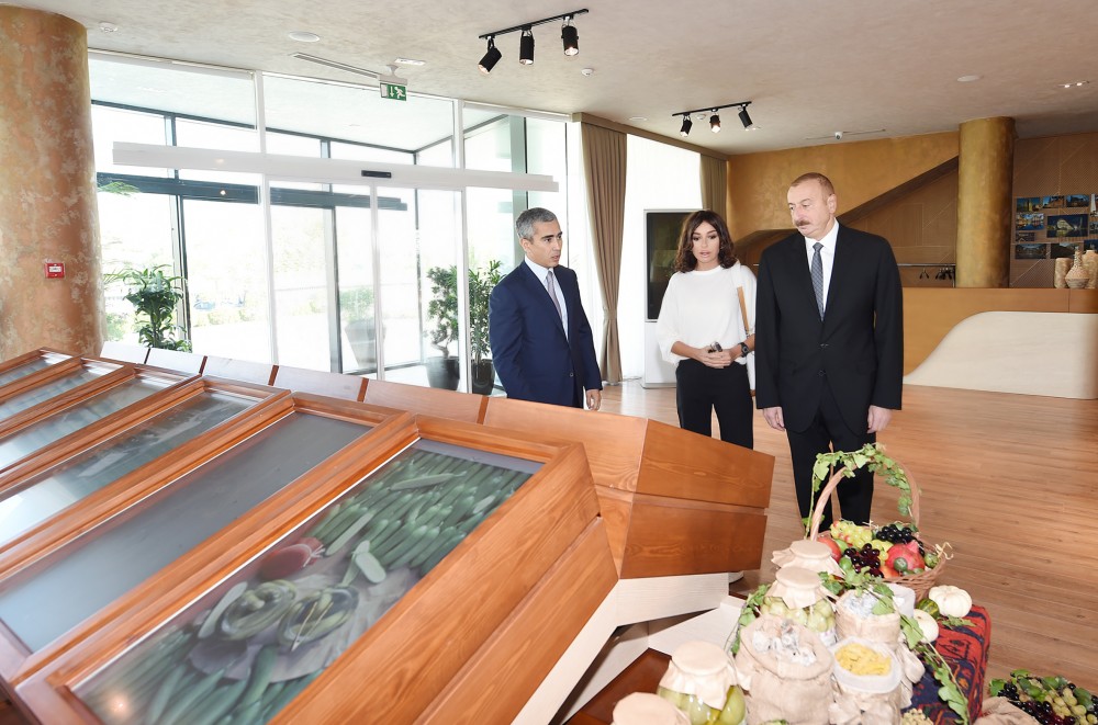 İlham Əliyev və xanımı Milli Parkdakı pavilyonda    - FOTO