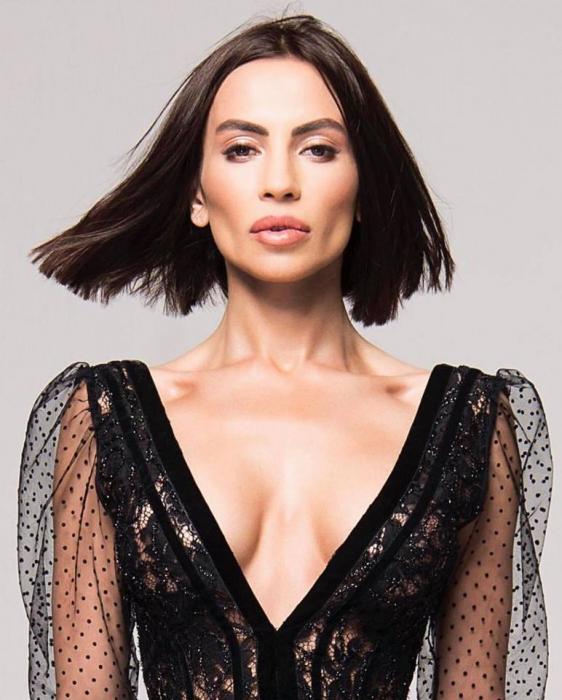  Günay transparan paltarda   - FOTO