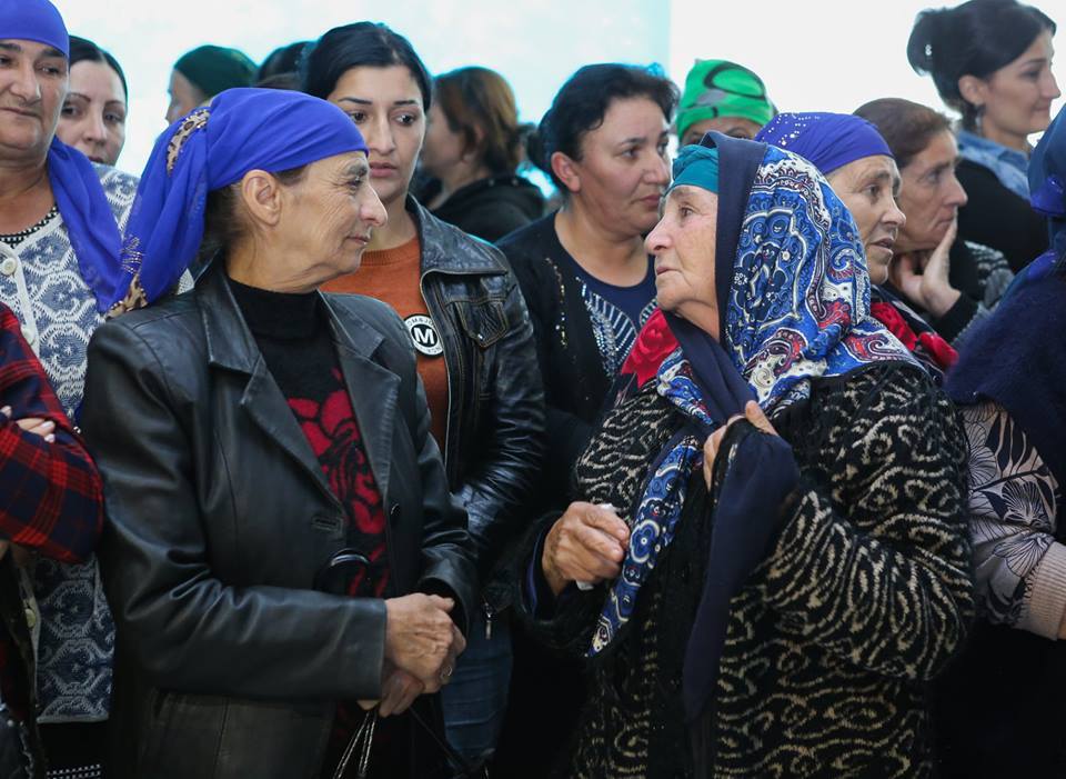 Həbsdə olan azərbaycanlı üç azyaşlı ölkəyə gətirildi: Nazir qarşıladı - FOTOLAR