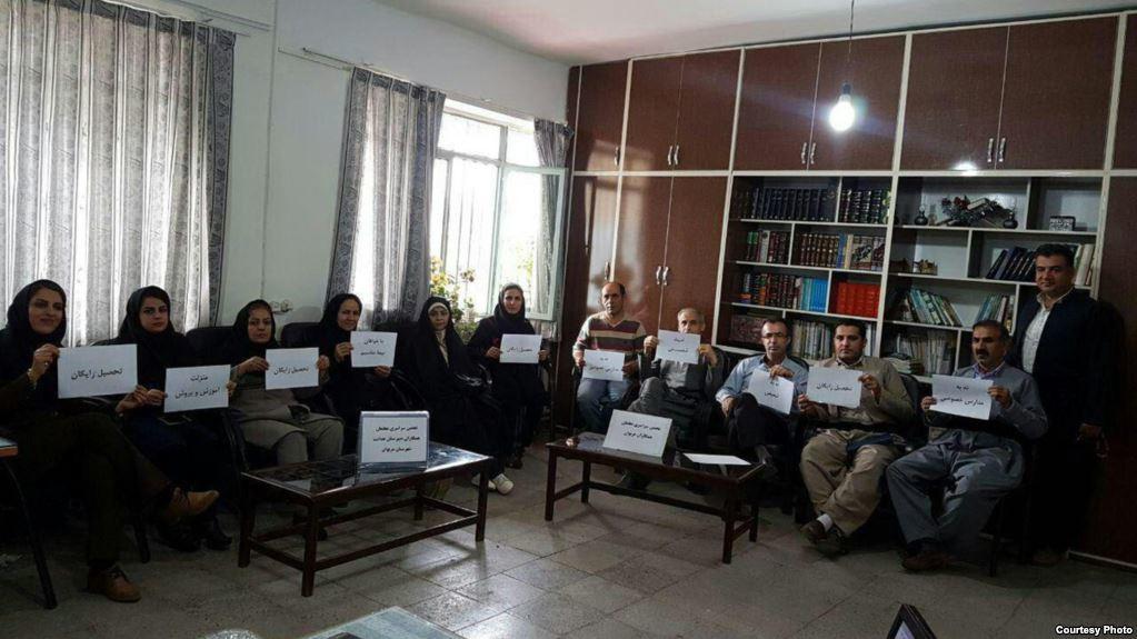 Müəllimlər kütləvi tətilə başladılar - FOTO