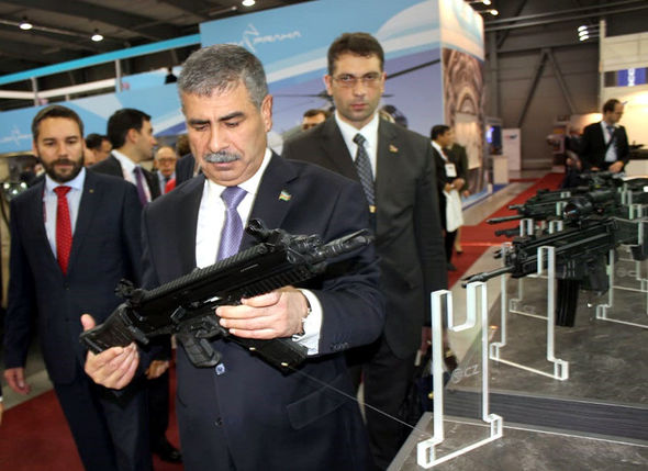 Zakir Həsənov hərbi sərgidə    - FOTO