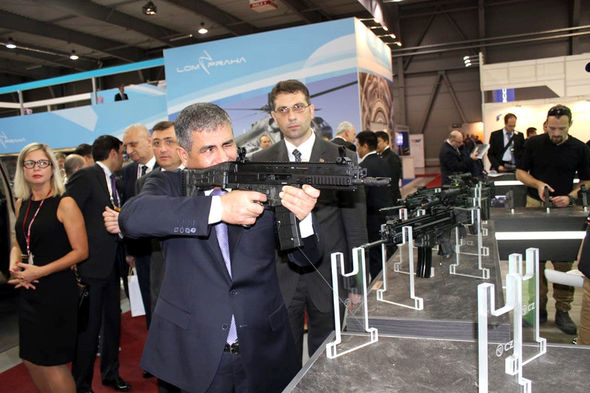Zakir Həsənov hərbi sərgidə    - FOTO
