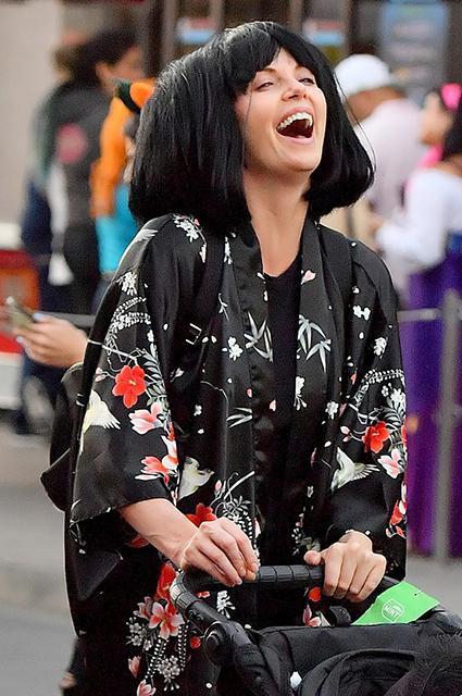 Oğluna qız paltarı geyindirdi- FOTO