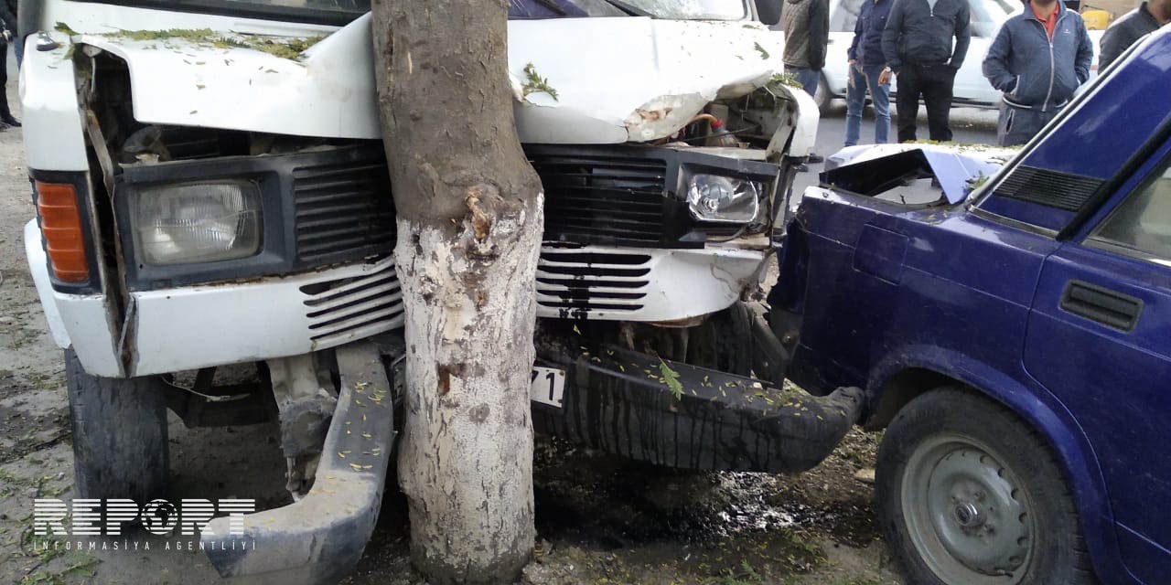 Mikroavtobusla minik avtomobili toqquşdu: yaralılar var - FOTO