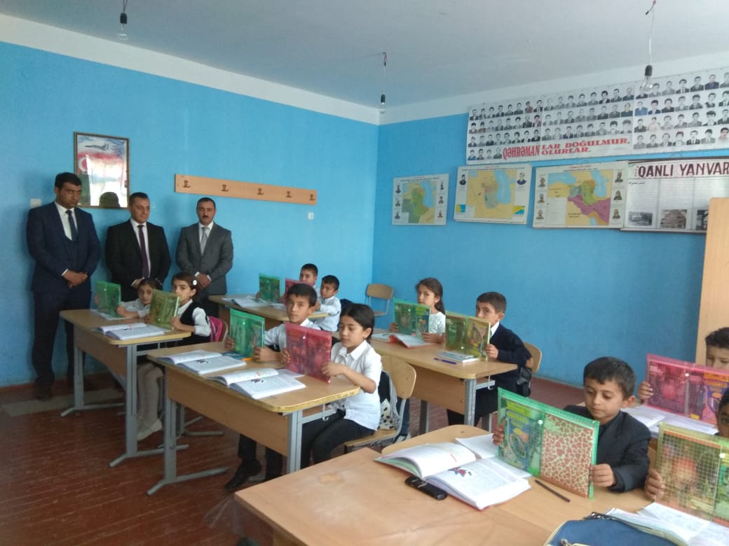 Məcburi köçkün məktəblilərə dərs ləvazimatları paylanılıb - FOTO