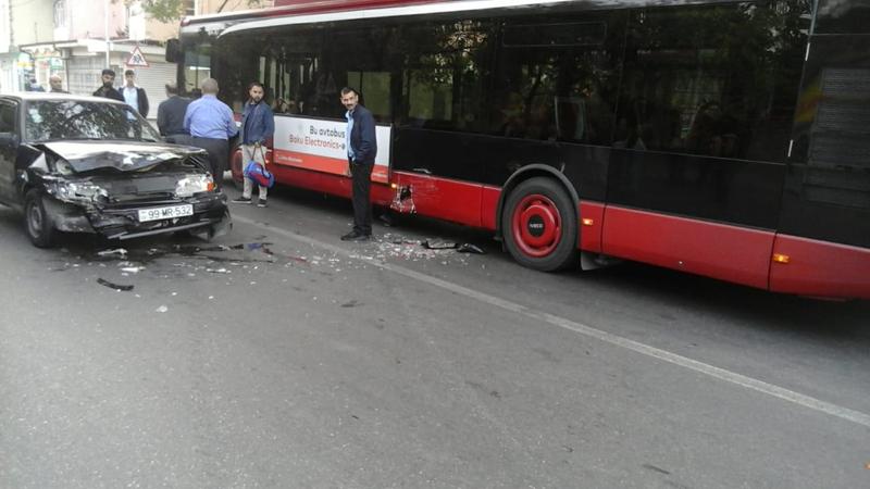 Bakıda avtobus qəzaya düşdü -  Minik maşını yararsız hala düşdü (FOTOLAR)