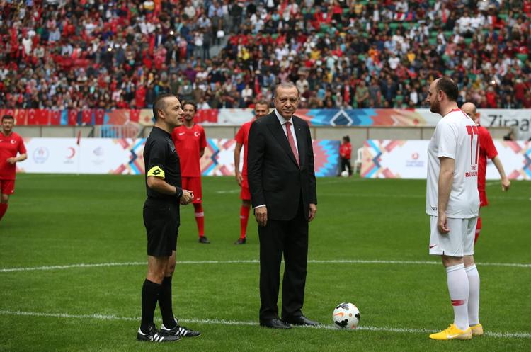 Ərdoğan kostyumda futbol oyununun açılışını etdi -  FOTOLAR